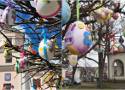 Wielkanocny desant w Tuchowie i Ciężkowicach. Wokół rynków zawisły kolorowe pisanki, wykonane przez dzieci. A będzie jeszcze kiermasz