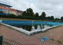 [AKTUALIZACJA] Po odkrytym basenie w Zgorzelcu zamiast ludzi pływają kaczki. Kultowe miejsce popada w w ruinę (ZDJĘCIA)