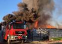Pożar fabryki mebli pod Świebodzinem. Główna hala uległa spaleniu. Strażacy robią, co mogą, by ogień nie rozprzestrzeniał się dalej
