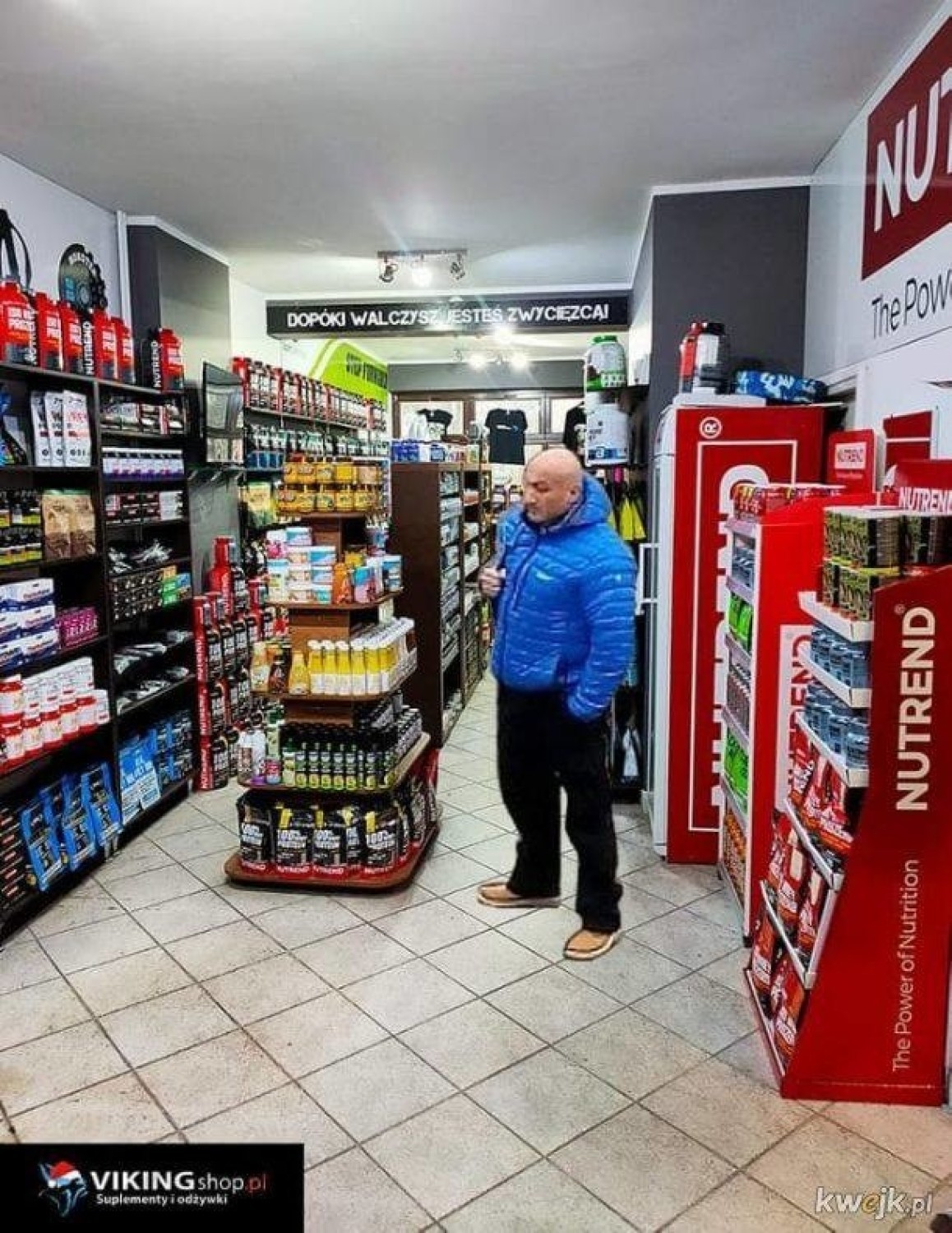 Marcin Najman w niebieskiej kurtce stał się popularnym motywem memów