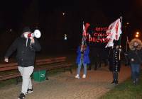 Strajk kobiet w Wieluniu. Demonstranci spacerowali w okolicach centrum miasta ZDJĘCIA