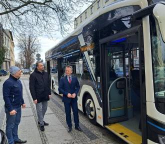 Elektryczny autobus wyjechał na ulice Raciborza. Podróżował nim prezydent miasta