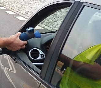 Koleżanka chciała pomóc pijanemu sprawcy kolizji. Zapomniała, że sama jest pijana!