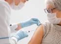 Trzecia dawka szczepionki przeciw COVID-19 – Pfizer czy Moderna? Który preparat jako dawkę przypominającą wybrać?