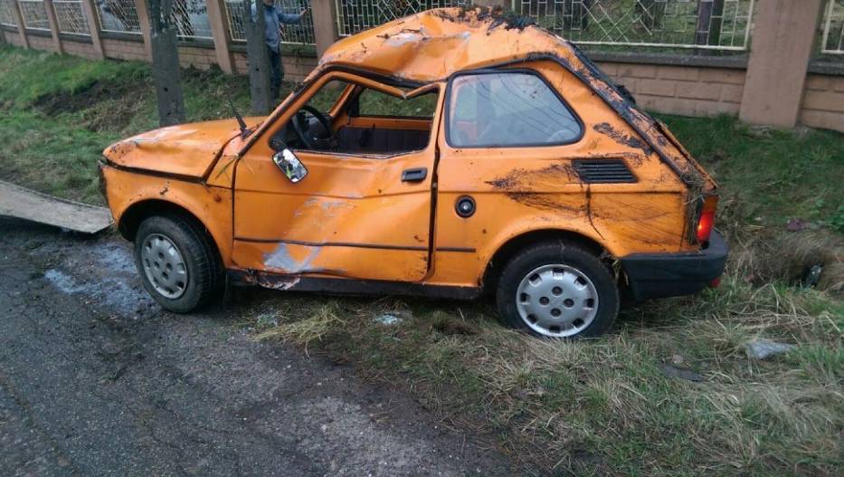 Wypadek w Wodzisławiu Fiat 126p uderzył w słup