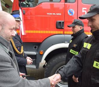 Strażacy ze Szczecinka z nowymi pojazdami. Uroczystość w komendzie [zdjęcia]
