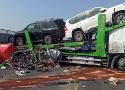 Śmiertelny wypadek na A1 w Adolfinowie pod Piotrkowem. Laweta zderzyła się z samochodami osobowymi, 30.06.2022 - ZDJĘCIA