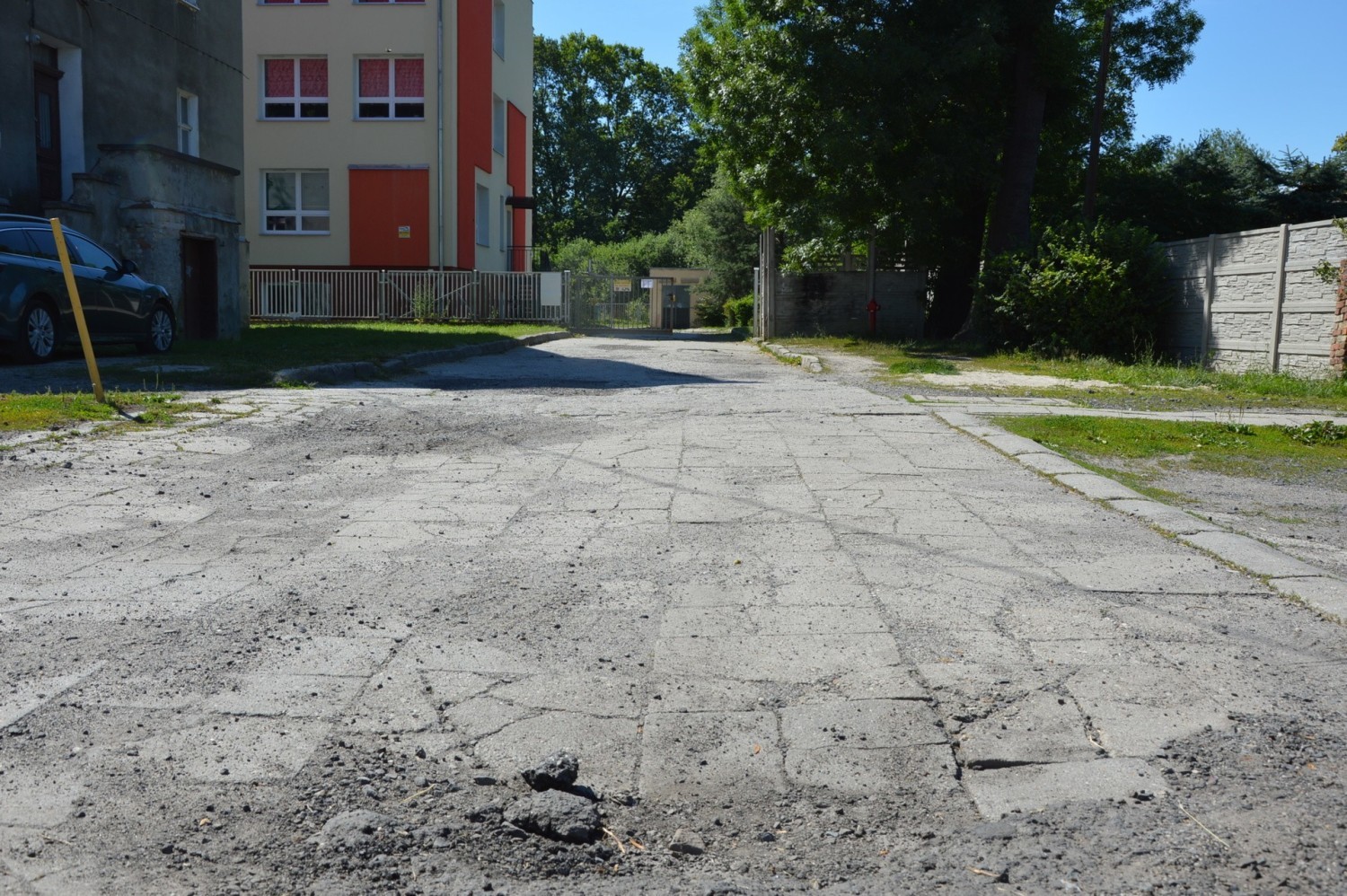 Tak wygląda wewnętrzna droga dojazdowa do Szkoły Podstawowej w żarskich Kunicach