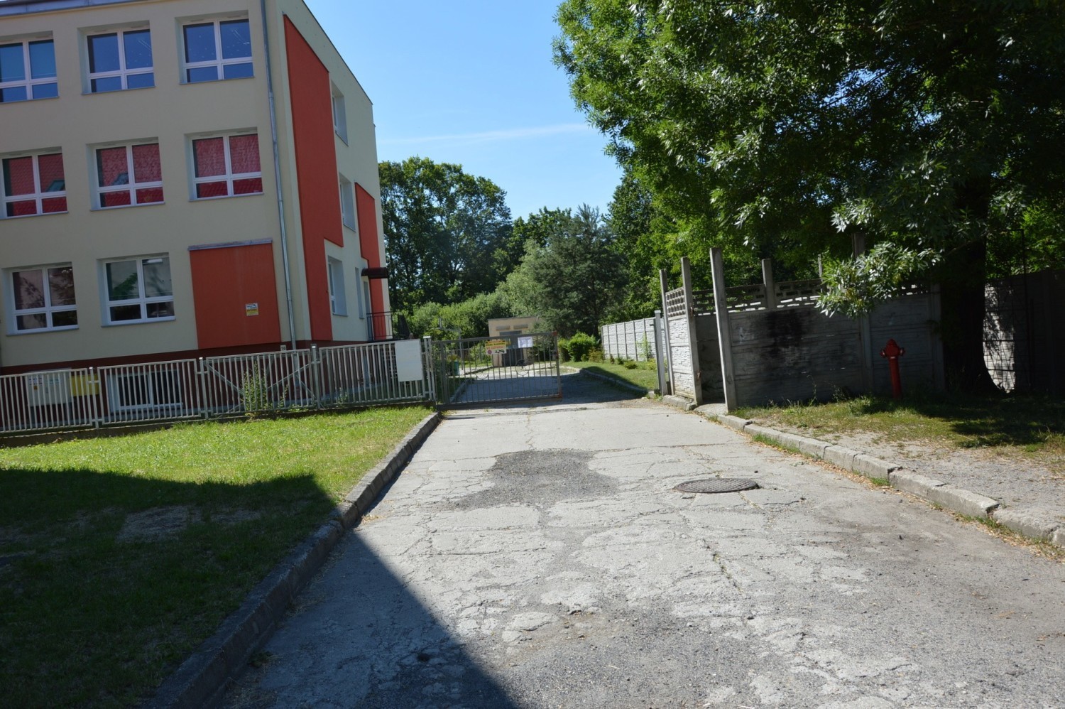 Tak wygląda wewnętrzna droga dojazdowa do Szkoły Podstawowej w żarskich Kunicach
