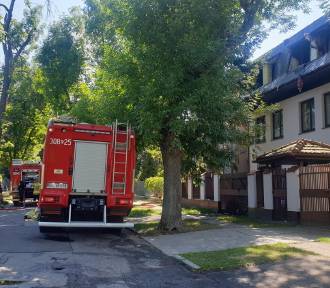 Pożar w domku jednorodzinnym w Łodzi. Akcja trwała cztery godziny ZDJĘCIA