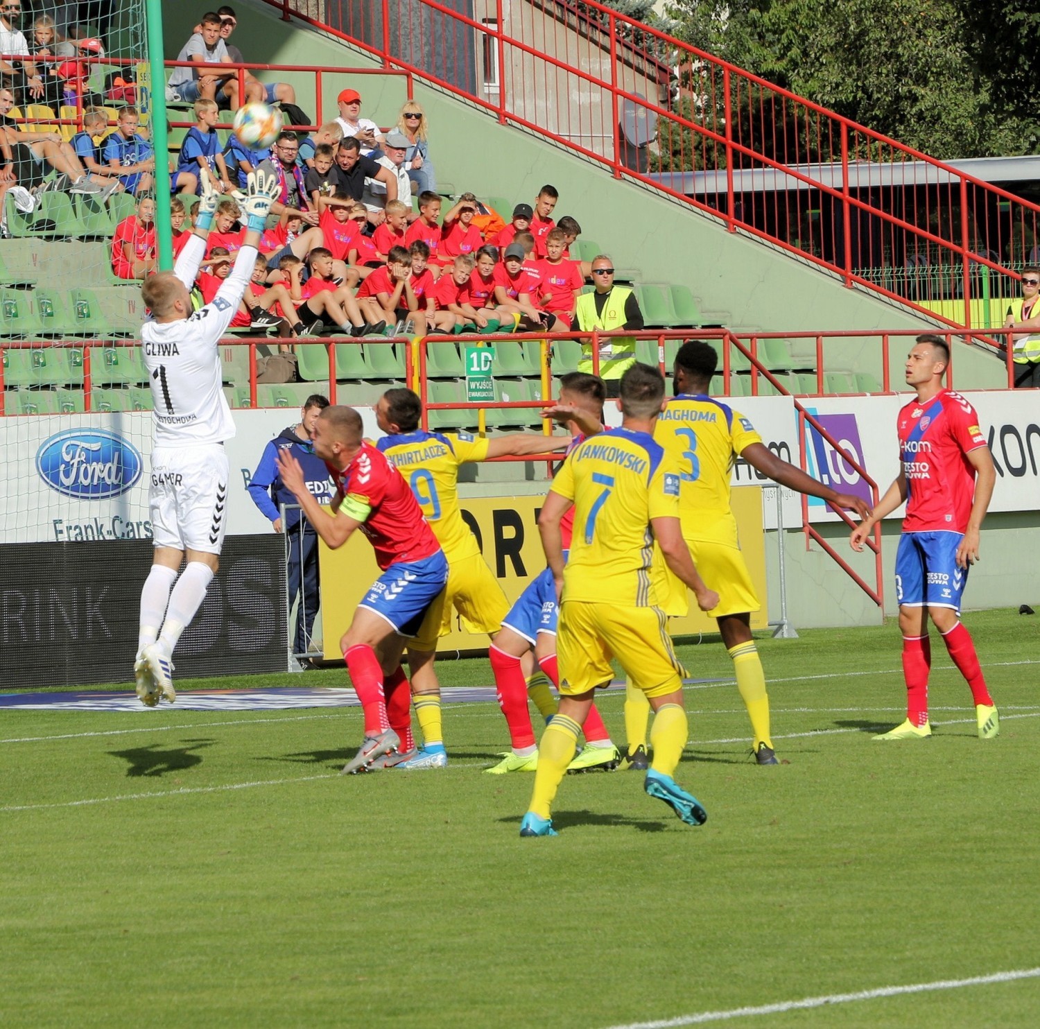 Raków Częstochowa wszystkie mecze w tym sezonie w PKO Ekstraklasie rozgrywa na stadionie w Bełchatowie Zobacz kolejne zdjęcia