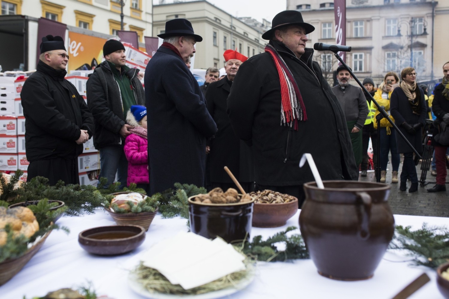 Tegoroczna Wigilia dla Osób Bezdomnych i Potrzebujących Jana Kościuszki tradycyjnie rozpocznie się na Rynku Głównym w Krakowie, ale tym razem z powodu pandemii i obostrzeń sanitarnych nie odbędzie się w tym miejscu