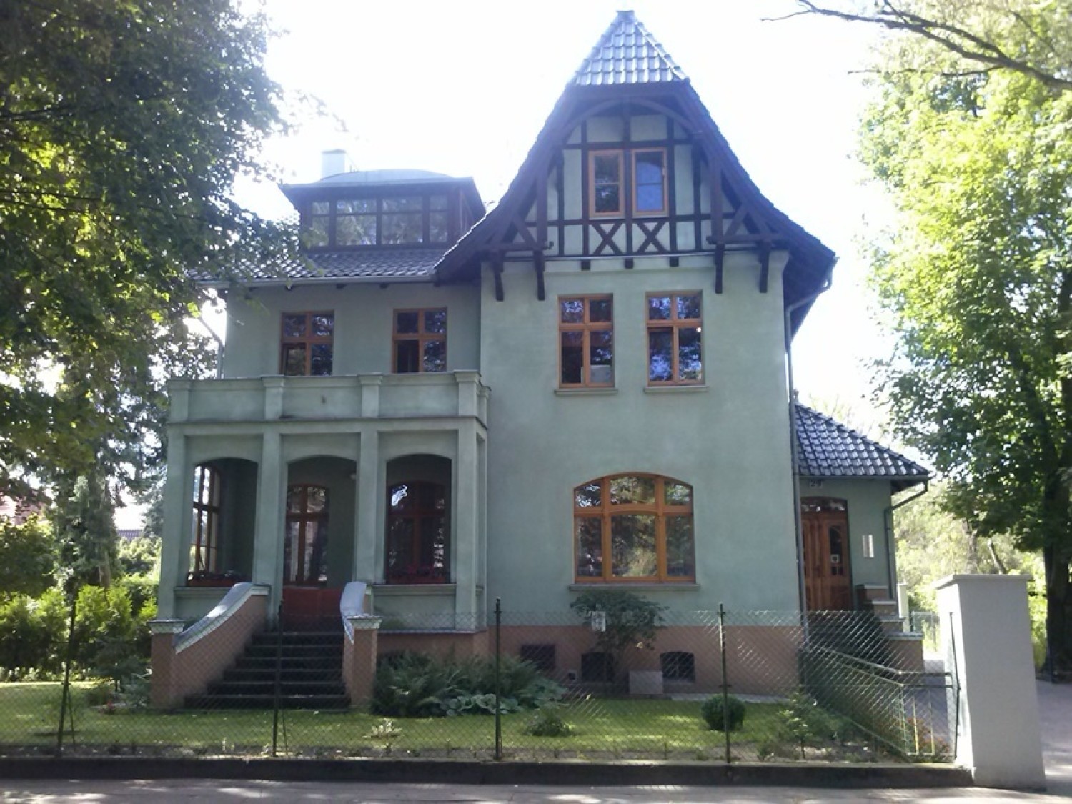 Na przełomie XIX i XX wieku niezagospodarowane piaszczyste tereny pomiędzy Krzekowem a Łęknem przeznaczono pod zabudowę i tak na bazie szachownicowego układu ulic powstało dzisiejsze Pogodno, zdaniem wielu - najpiękniejsza dzielnica willowa w Polsce