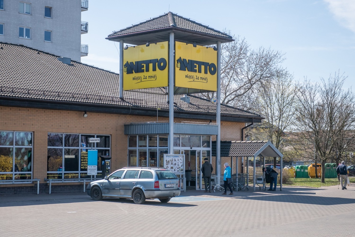 Tak wyglądała w niedzielę w ciągu dnia sytuacja przed kilkoma poznańskimi marketami