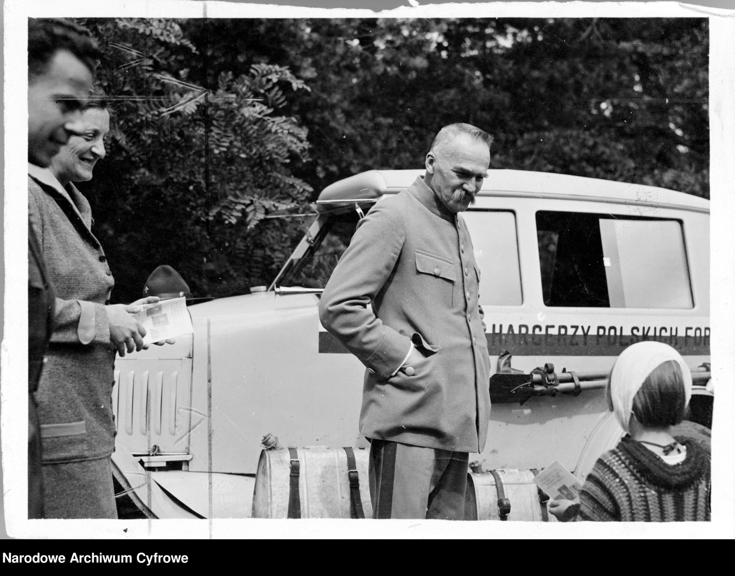 Marszałek Józef Piłsudski w czasie rozmowy z córką Jadwigą (z prawej)