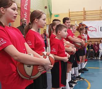 Koszykarze z Zastalu Zielona Góra trenowali uczniów głogowskiej SP 8