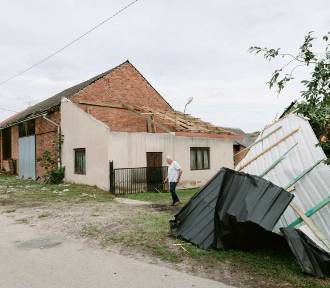 Wichury w Małopolsce zachodniej. Zerwane dachy, powalone drzewa, uszkodzone budynki