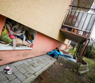 Bydgoszczanin koczuje na schodach. Mieszkanie ma piętro wyżej. Nikt nie może pomóc?