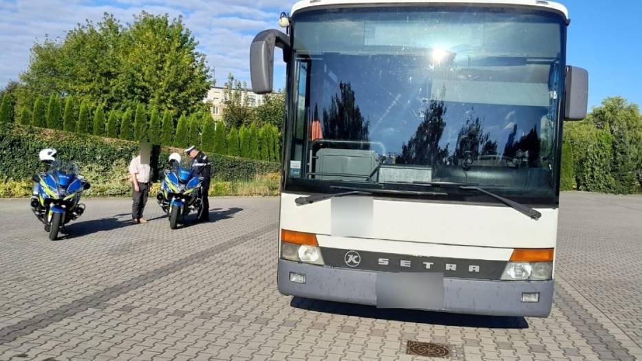 Policjanci ze Śremu skontrolowali autobus, którym miały podróżować dzieci. Pojazd nie został dopuszczony do ruchu