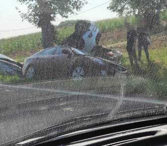 Groźna kraksa trzech aut w Szebniach. Skończyło się na strachu [FOTO]