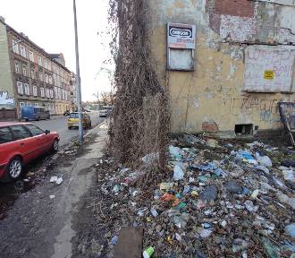 Paskudny budynek przy ulicy Prusa i teren wokół niego przeraża!