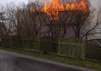 Pożar domu gaszono w gminie Wartkowice ZDJĘCIA