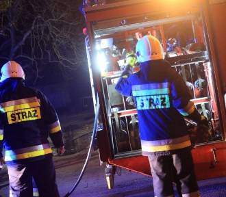 Nocny pożar budynku wielorodzinnego w Rybniku. Cztery osoby trafiły do szpitala