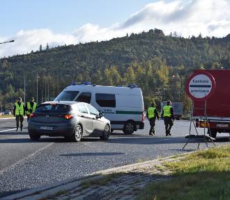 Kontrola na granicy ze Słowacją. Kierowcy są sprawdzani na wjeździe do Zwardonia