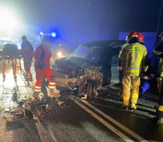 Czołowe zderzenie dwóch pojazdów w Sławniowie k. Pilicy. Dwie osoby w szpitalu