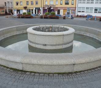 Kobieta kąpała się nago w fontannie na placu Legionów w Wieluniu