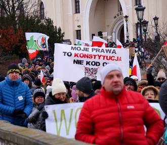 „Moje prawa to Konstytucja, nie kod QR”. Protest przeciwników szczepień w Lublinie