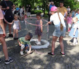 Dzień Baniek Mydlanych w Radomsku. Zajęcie miały i maluchy, i ich rodzice. ZDJĘCIA