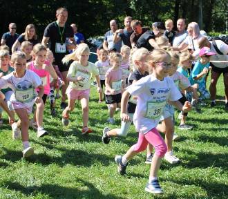 Dziecięce biegi po Dolinie Będkowskiej. Mali zawodnicy, duma rodziców. Zobaczcie to