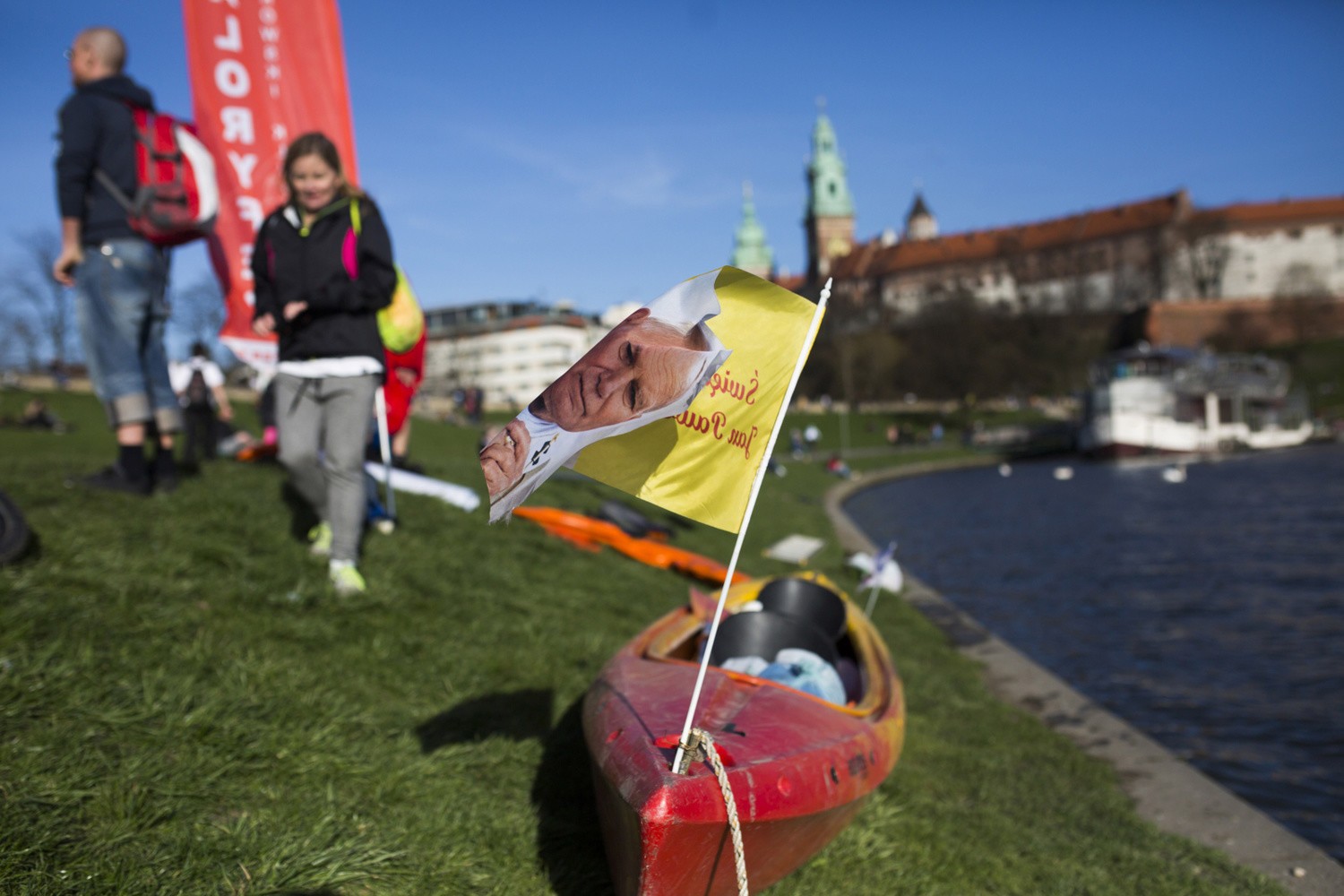 Dwóch mężczyzn pokonało wpław 80 km by uczcić świętego Jana Pawła II