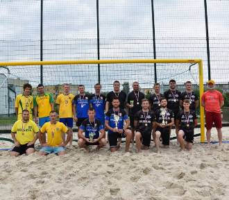 Wakacyjny Turniej Piłki Nożnej Plażowej w Staszowie. Grały 3 drużyny (ZDJĘCIA)