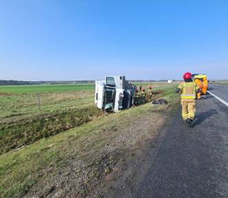 Wypadek na drodze ekspresowej S8 na Dolnym Śląsku: Ciężarówka wpadła do rowu