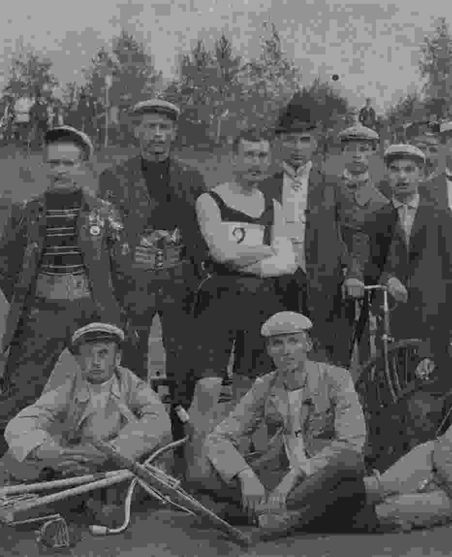 Cykliści na piotrkowskim cyklodromie, w środku Ignacy Ciszewski