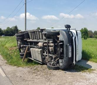 Ukradł samochód, wjechał do przydrożnego rowu i doprowadził do przewrócenia pojazdu