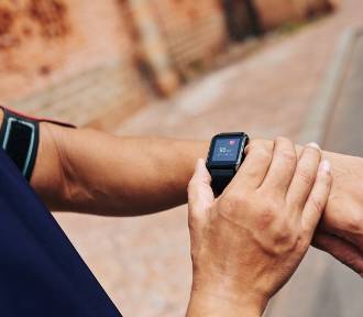Zegarki, smartwatche i smartbandy sportowe – co wybać do ćwieczeń?