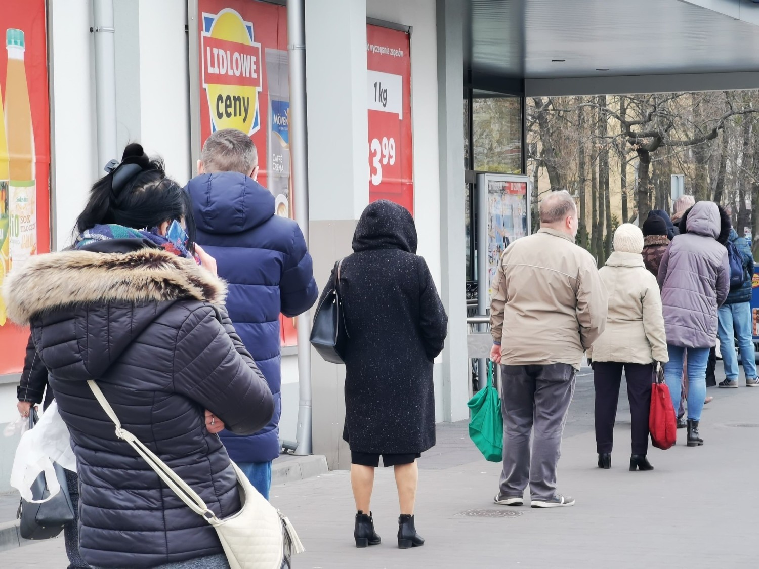 1 kwietnia przed sklepami ustawiały się kolejki - to efekt kolejnych ograniczeń wprowadzonych przez rząd