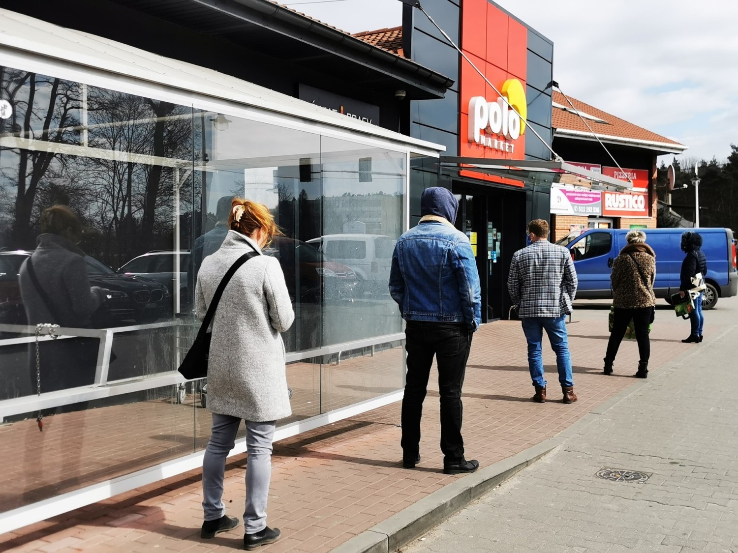 1 kwietnia przed sklepami ustawiały się kolejki - to efekt kolejnych ograniczeń wprowadzonych przez rząd