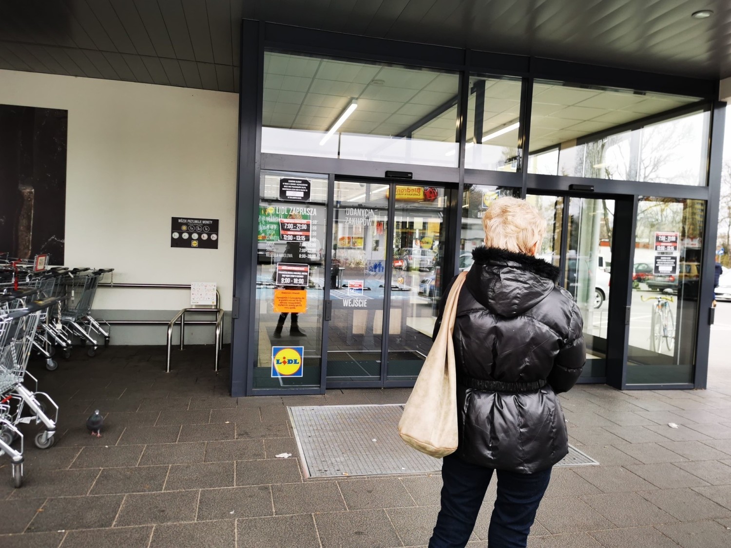 1 kwietnia przed sklepami ustawiały się kolejki - to efekt kolejnych ograniczeń wprowadzonych przez rząd
