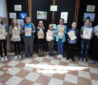 Tam na korytarzu spotka dyrektor tej placwki, ktrej opowiedzia o caym zdarzeniu. Do szpitala mia go zawie inny pracownik orodka. Jaciek. Zama rk w klasie. Z winy wychowawcy? Co