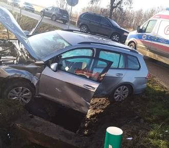Dwie osoby ranne w wypadku w gminie Rusiec. W pobliżu miejsca zdarzenia stoją krzyże