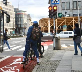 Najkrótsze zielone światło w stolicy? Kilka sekund dla rowerzystów na Nowym Świecie