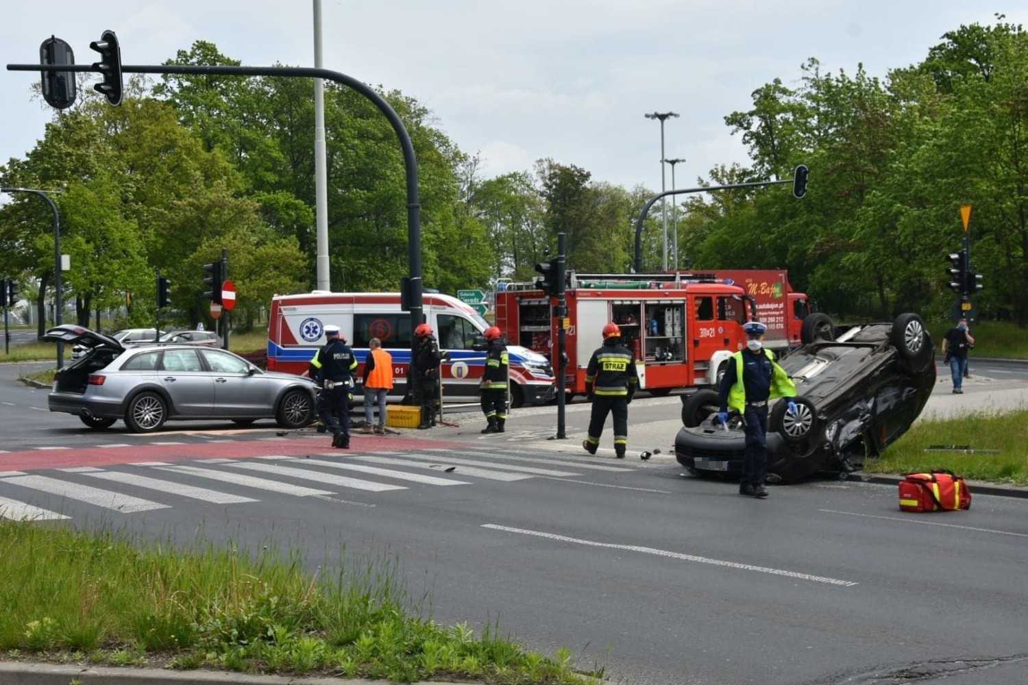 Obaj kierowcy byli trzeźwi, a choć rozbite auta - zwłaszcza polo - przedstawiały dość przerażający obraz, żadnemu z nich nic poważnego się nie stało