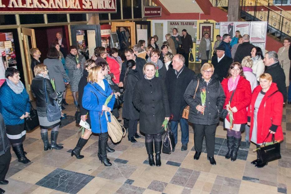 Wyjazd do teatru w Elblągu zorganizowany dla pań przez PSL powiatu malborskiego w 2016 roku