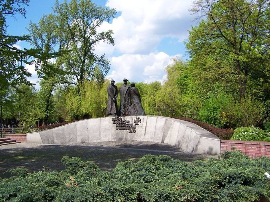 Pomnik upamiętniający ofiary mordów dokonanych przez radzieckie komanda w Katyniu, Charkowie i Miednoje