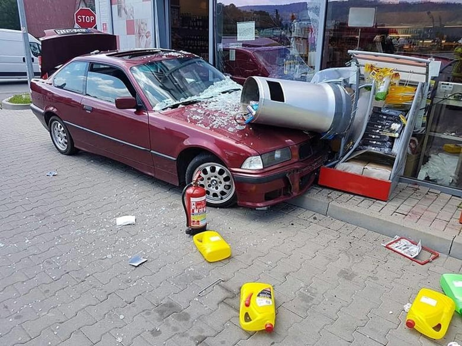 18-letnia turystka staranowała stację benzynową w Ropie (pow