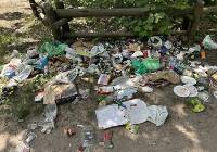Śmieciarze rządzą. Wypoczynek nad jeziorem w Otominie z górą nieczystości | ZDJĘCIA 
